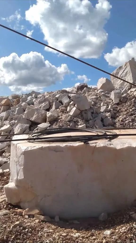 Bloco cortado de quartzo de grande porte no pátio da jazida, sob céu aberto